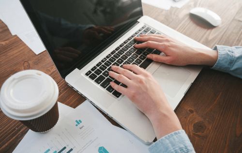 駐場(chǎng)開(kāi)發(fā)與軟件外包 深度解析兩種合作模式的核心差異